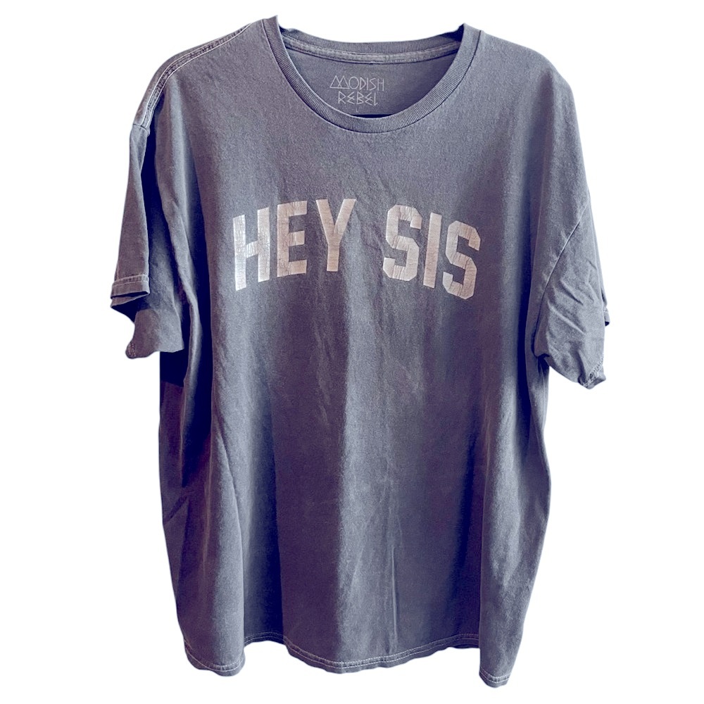 Modish Rebel Distresses Gray Hey Sis Tee Shirt cracked graphic womens size Large